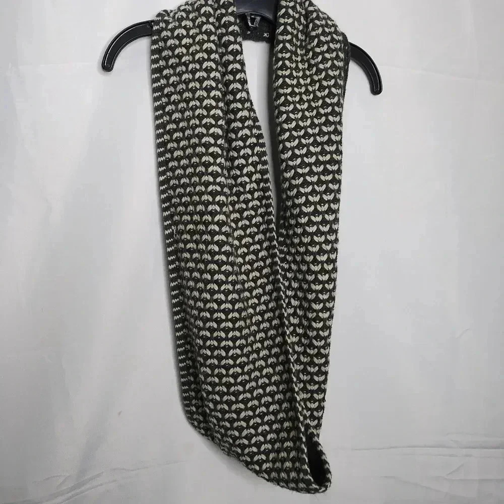 Madison 88  Pullover Infinity Scarf Gray Cream One Size Warm Fall Winter